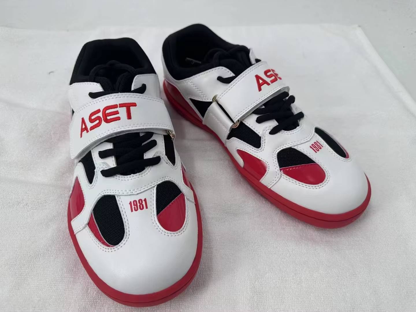 ASET 1981 竞赛拔河鞋 - 多面抓地力